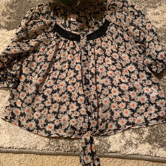 Slightly sheer top - Picture 2 of 3